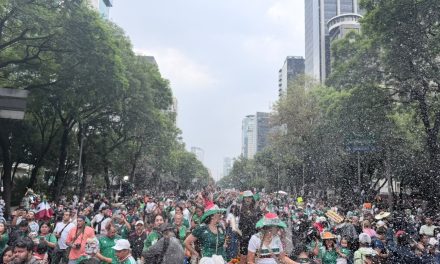 Afición desata festejos en el Ángel de la Independencia tras triunfo de México en el Mundial