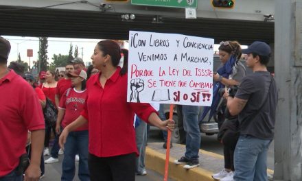 Ante manifestaciones de maestros en Saltillo, el gobernador destaca la buena relación con ellos