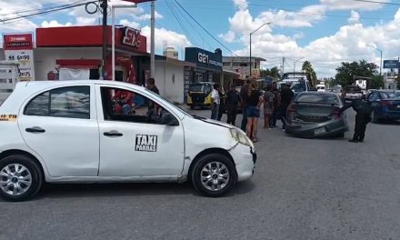 Aparatoso choque entre taxi y automóvil deja una mujer lesionada en Parras