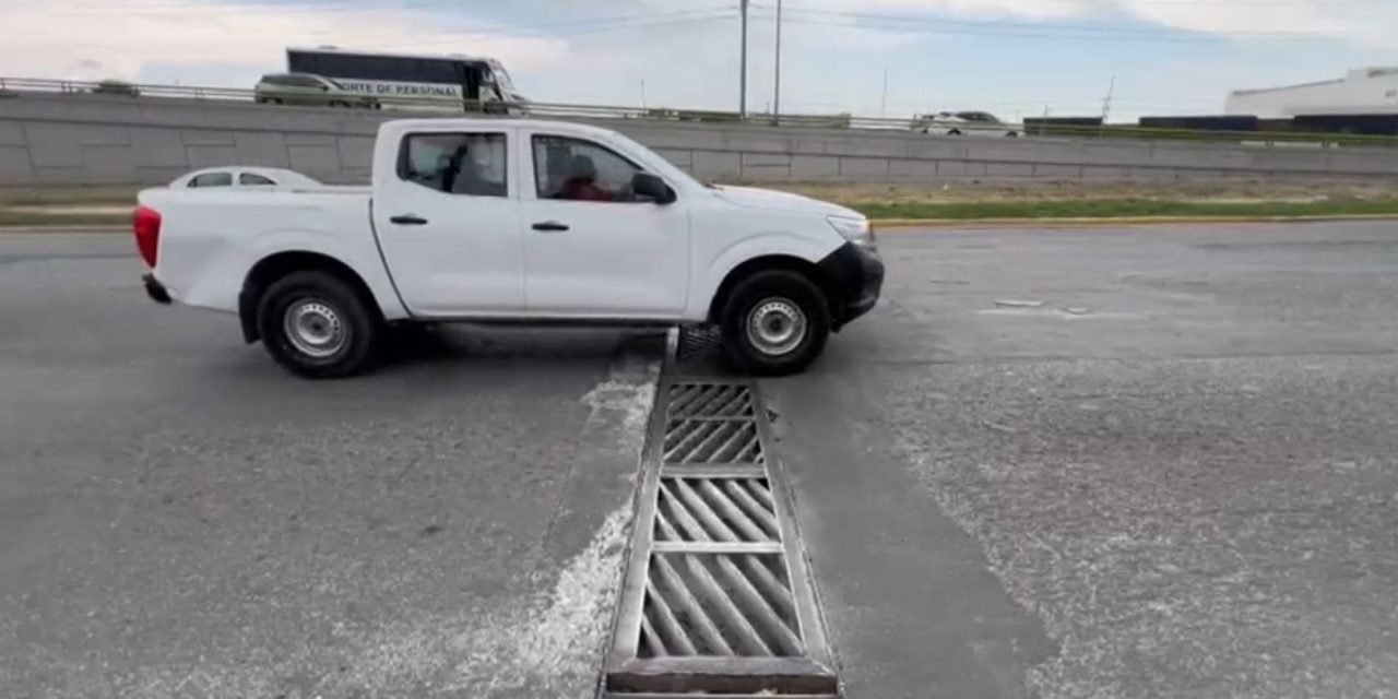 A punto de caer peligrosa alcantarilla en Fundadores