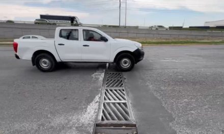 A punto de caer peligrosa alcantarilla en Fundadores