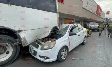 Saltillo: Mujer sufre graves lesiones al quedar prensada contra transporte público