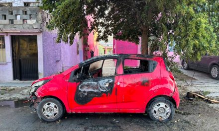 Durante las primeras horas de la mañana auto se incendia en La Herradura