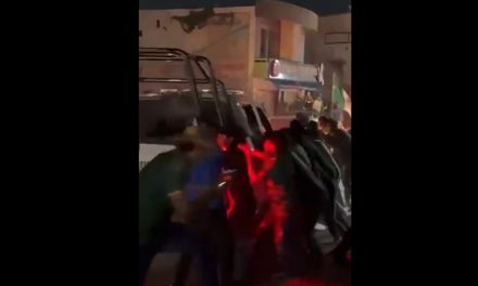 Policía de Apatzingan dispersa a aficionados que sacudían patrulla a balazos