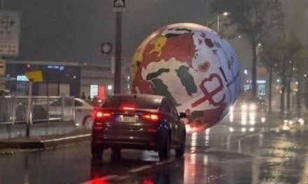 ¡Gool! Balón gigante se desprende por fuertes vientos y gira por las calles en El Salvador