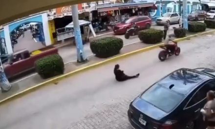 Tras ‘caballito’, mujer con bebé en brazos cae de motocicleta en Ecatepec