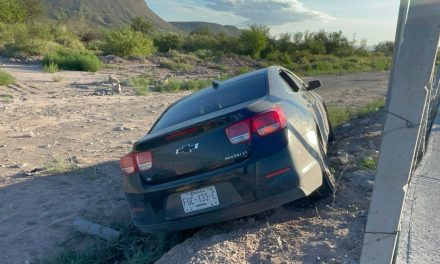 Auto sale  del camino por exceso de velocidad en Saltillo