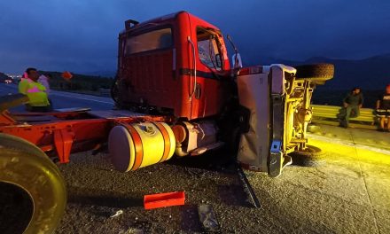 Colapsa la autopista de Monterrey a Saltillo tras accidente de tractocamión y camioneta