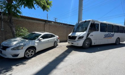 Camión sin frenos golpea auto estacionado en la Provivienda