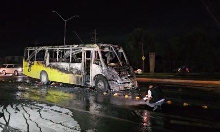Camión de personal se incendia sobre el bulevar Emilio Arizpe de la Maza
