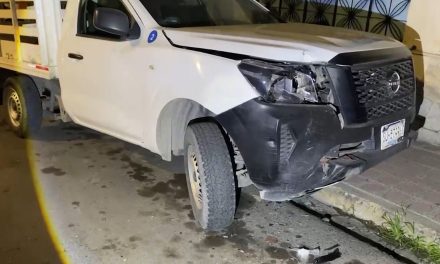 Camioneta no le alcanza la fuerza y avanzó de reversa por una pendiente hasta ocasionar accidente en Saltillo