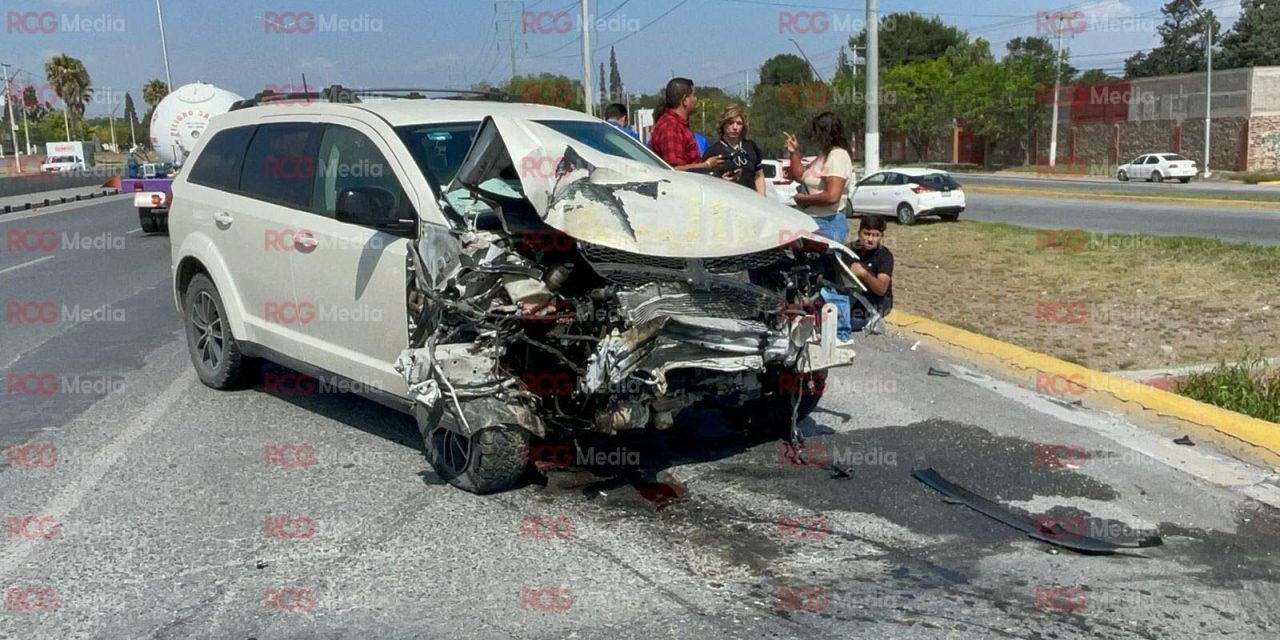 Llanta sale de un vehículo y ocasiona accidente en Saltillo