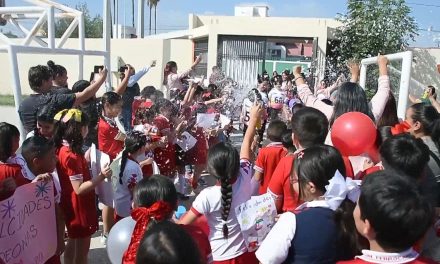 Campeonas nacionales de tochito reciben la bienvenida en Escuela Ferrocarriles Nacionales de Frontera, Coahuila