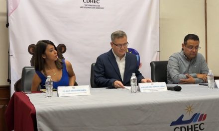 Capacitan en Derechos Humanos al sector turismo y de servicios en Saltillo