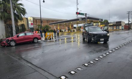 Amanece Saltillo con choque en el centro de la ciudad