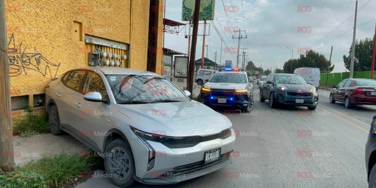 Tres autos participan en choque en Saltillo