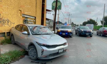 Tres autos participan en choque en Saltillo