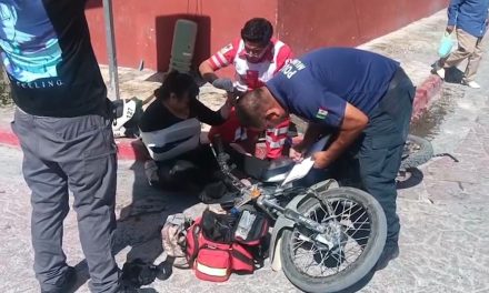 Choque entre camioneta y motocicleta deja una mujer lesionada en el centro de Parras