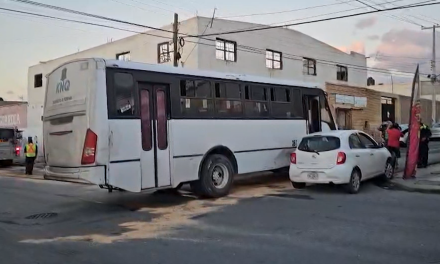 Choque provoca derrame de diésel en el Centro de Saltillo