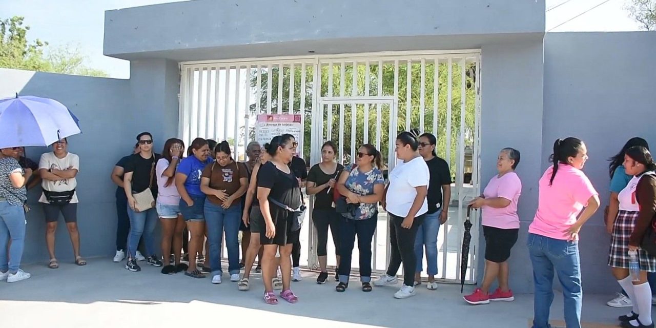 Padres de familia cierran escuela por plaga de garrapatas en Monclova