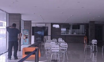 ¡Avísenle! Hombre se queda dormido en cine del centro de Monterrey y lo dejan encerrado