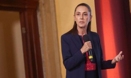 Sheinbaum pacta con productores para bajar el precio del jitomate