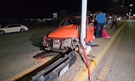 Conductora termina contra luminaria tras provocar choque al norte de Saltillo