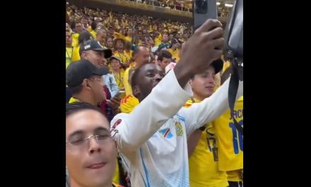 Multitud colombiana aplaude gesto de orgullo nacional de aficionado congoleño