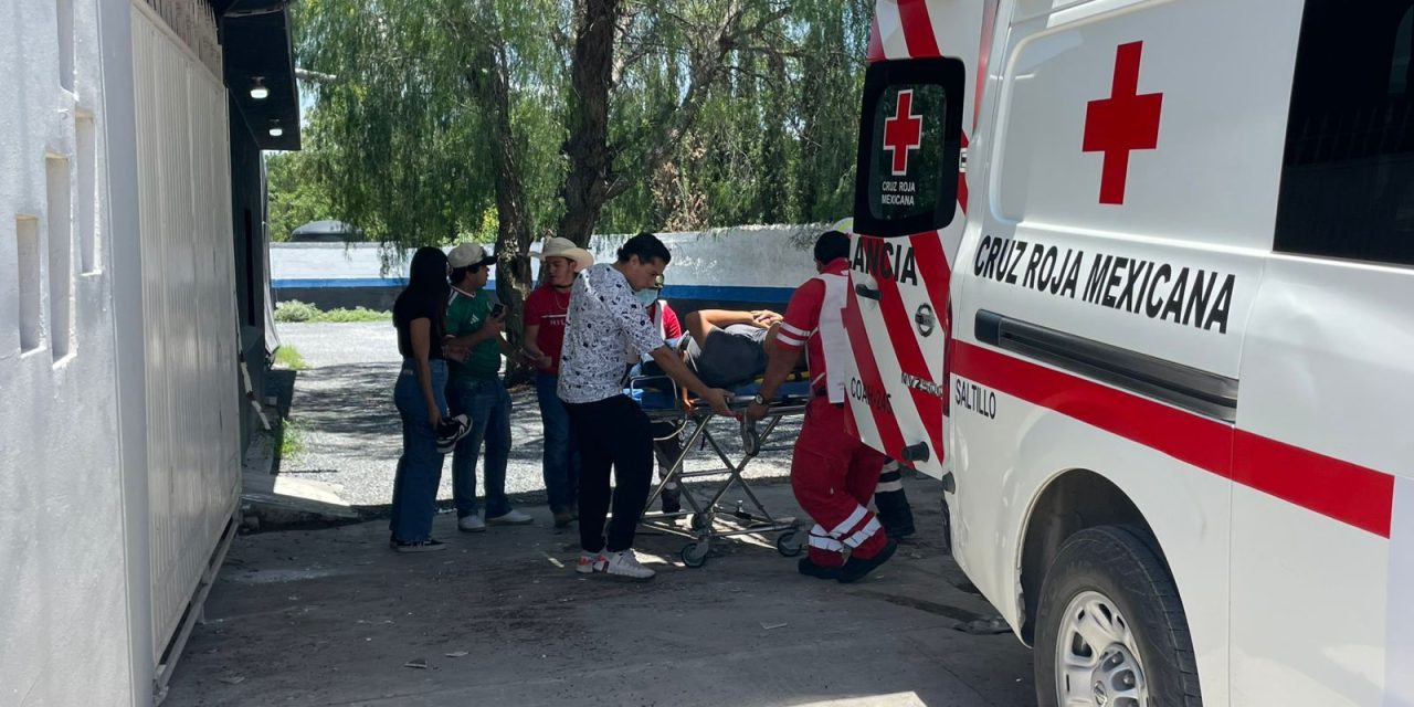 Hombre cae de un techo al reparar un comercio en Saltillo