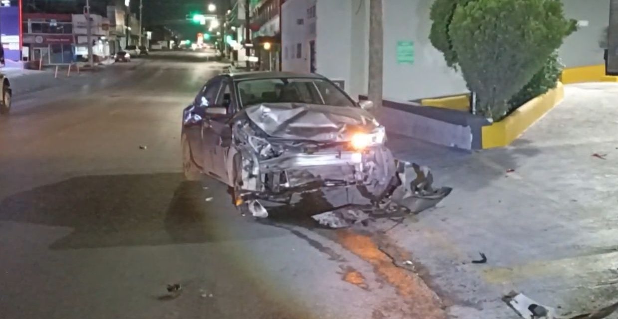 Saltillo: Ebrio omitió su luz roja, dejó cuantiosos daños tras chocar