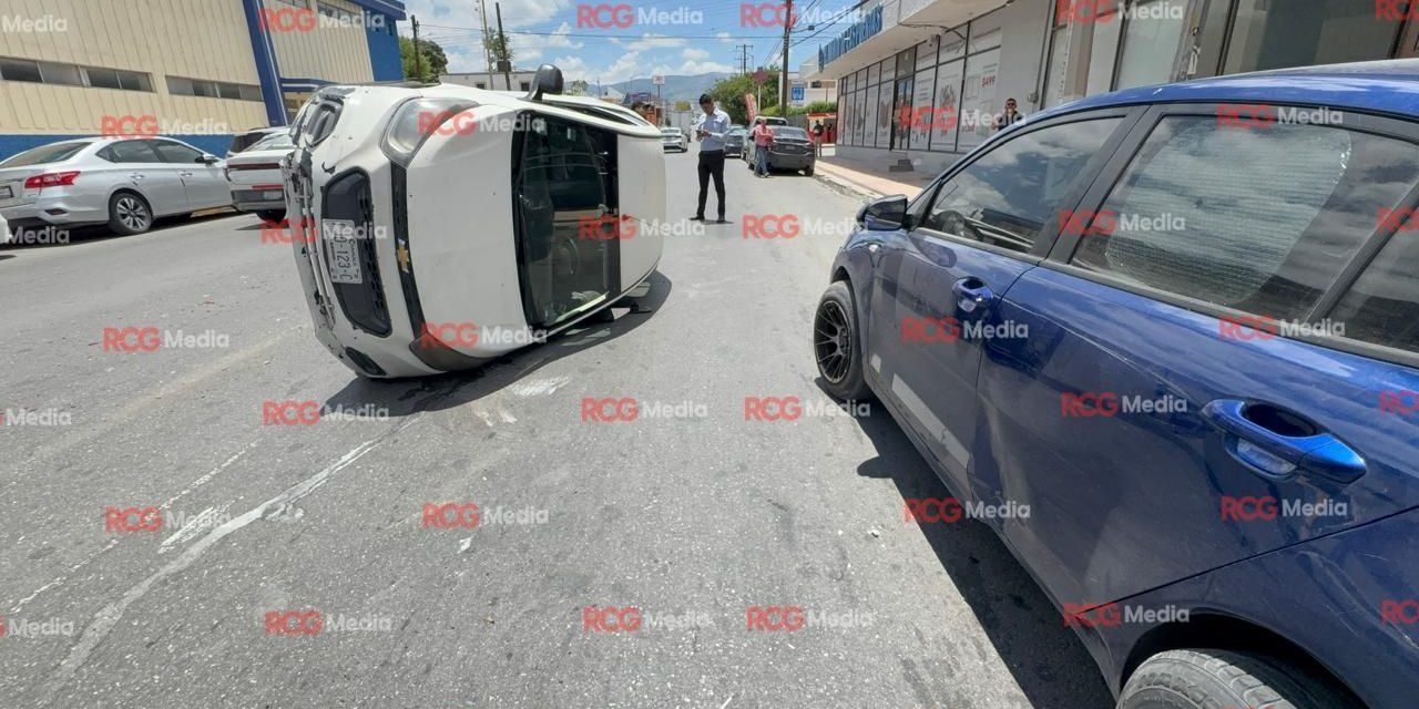 Vuelca tras chocar contra vehículo estacionado