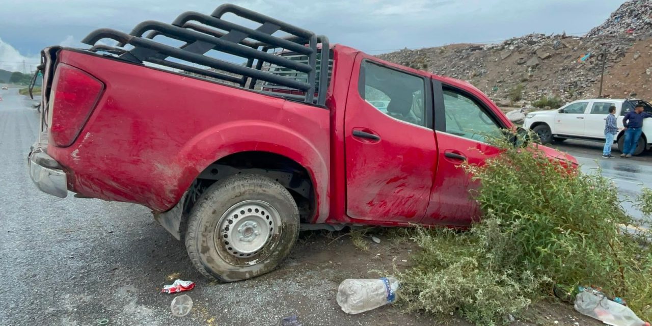Camioneta vuelca y termina de nuevo en pie sobre la carretera a Torreón