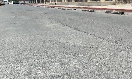 En pésimas condiciones pavimento en la calle Salvador González Lobo