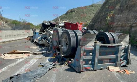 Tráiler sufre fuerte volcadura en la carretera 57, en el tramo de Los Chorros