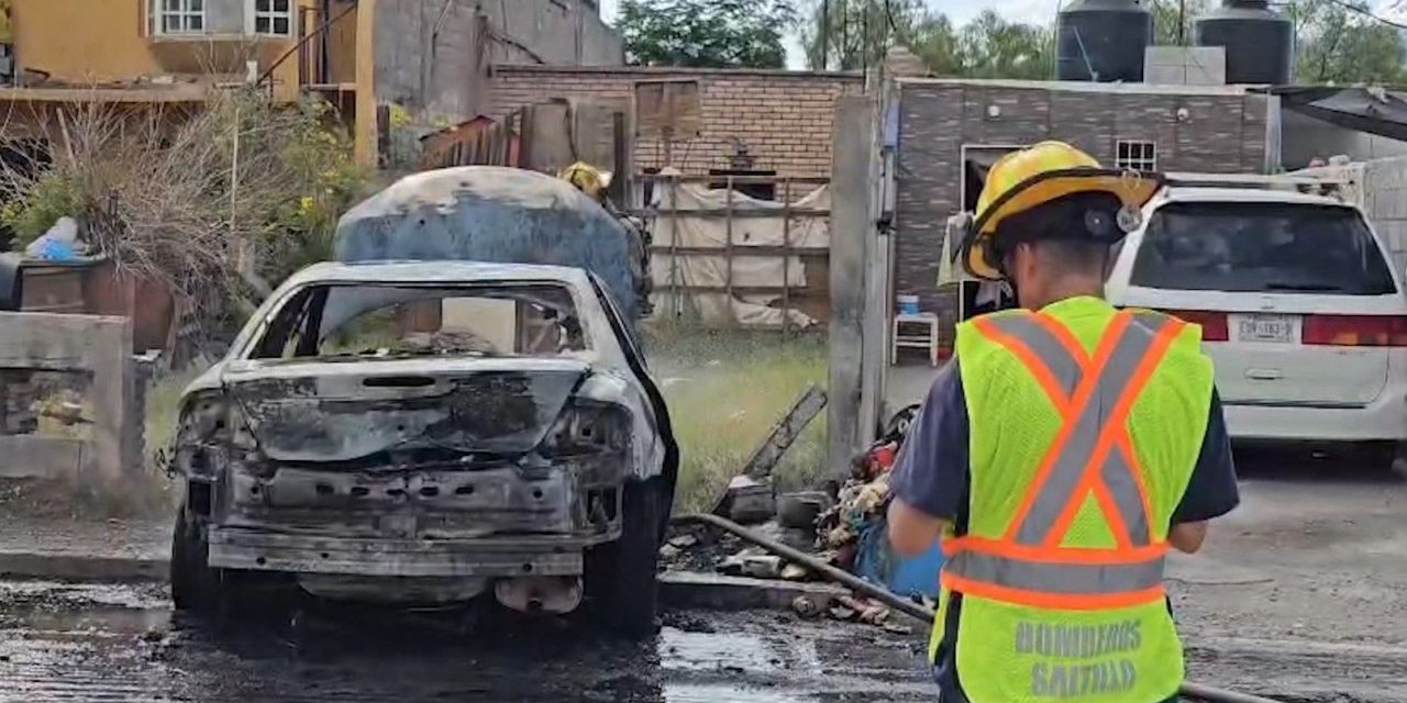 Hombre incendia su propio automóvil y huye del lugar