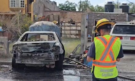 Hombre incendia su propio automóvil y huye del lugar