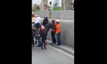 Samuel García cambia de caballo durante megacabalgata por el Mundial
