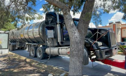 Asegura FGR pipa y vehículos en presunta toma clandestina rumbo a Torreón