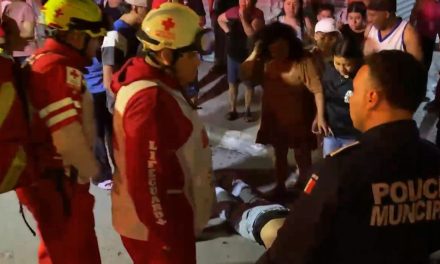 Motociclista está grave en el hospital luego de que auto lo ‘manda a volar’ en Saltillo