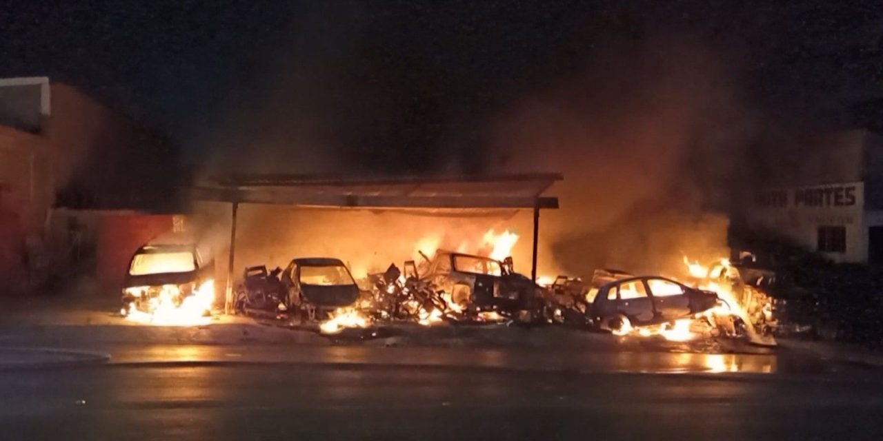 Incendio consume autos yonkeados en Saltillo