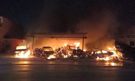 Incendio consume autos yonkeados en Saltillo