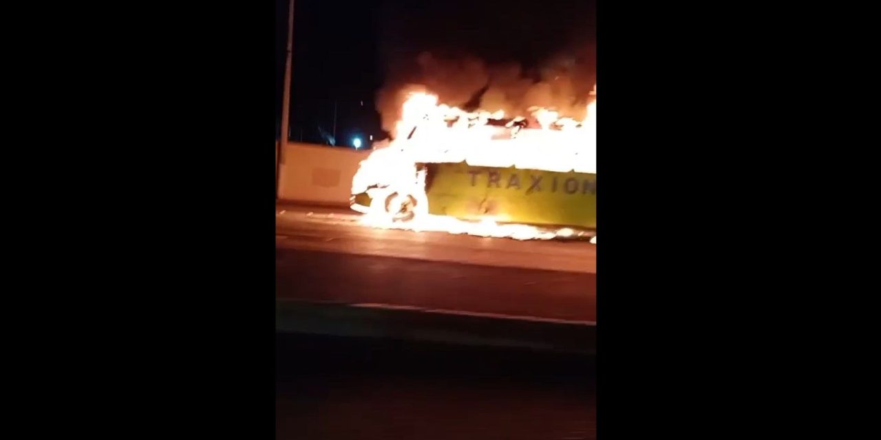Aparece video inédito del incendio del camión de transporte de personal en Saltillo