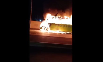 Aparece video inédito del incendio del camión de transporte de personal en Saltillo