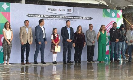 Javier Díaz participa en el arranque de una techumbre en la secundaria Heroico Colegio Militar