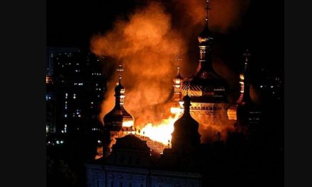 Ataque ruso deja 11 muertos y daña histórica catedral en Kiev