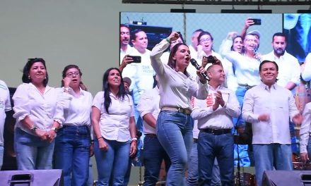 La candidata a diputada por quinto distrito Esra Cavazos cerró campaña en Monclova