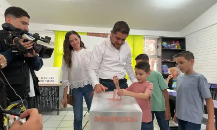 Lalo Medrano emitió su voto en Saltillo