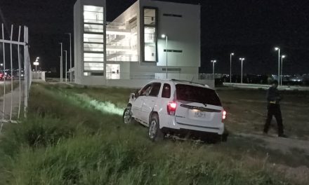 ¿Le urgían las clases nocturnas? Abandonan vehículo que derribó la reja de la Universidad de Durango