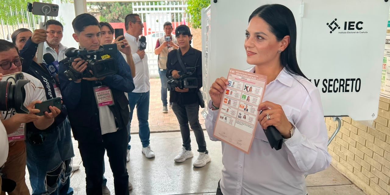 Luz Elena Morales acude a emitir su voto