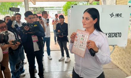 Luz Elena Morales acude a emitir su voto